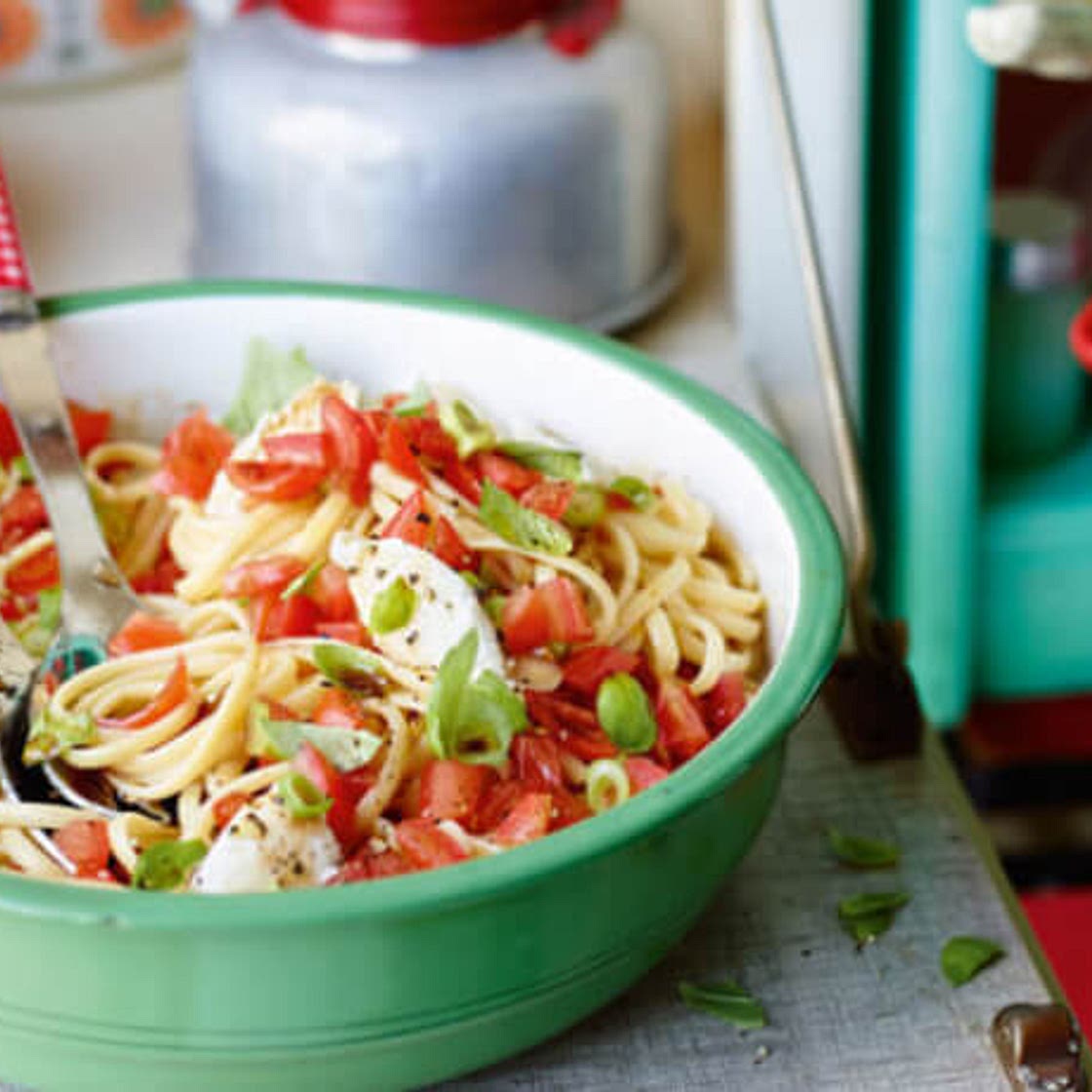 Nudelsalat mit Tomaten und Mozzarella