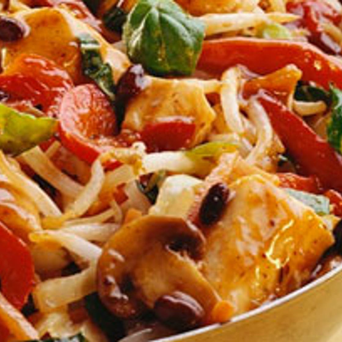 Sauté asiatique au poulet, aux nouilles et aux légumes