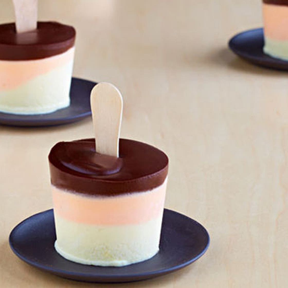 Sucettes glacées au pouding et au chocolat « Candy Corn »