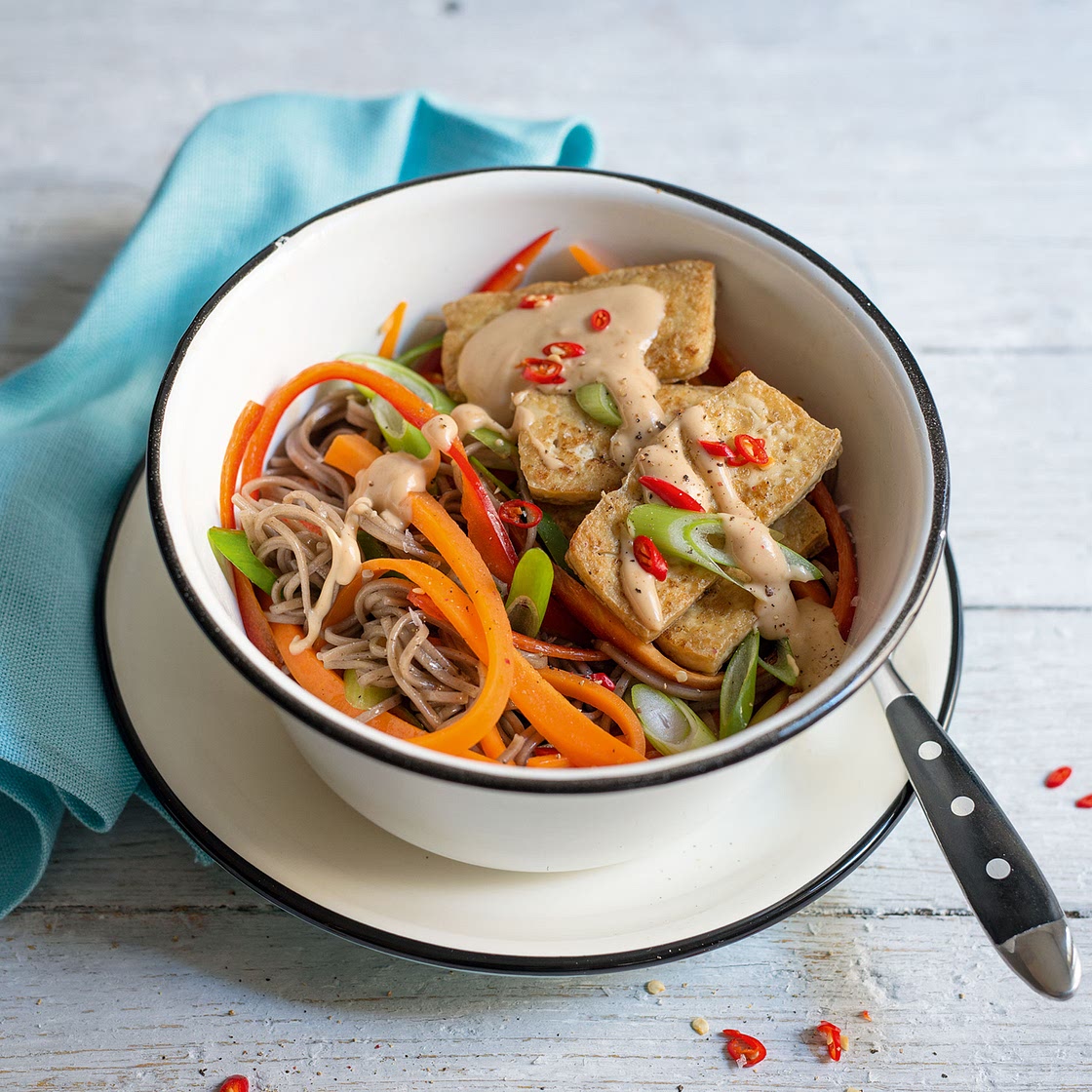 Soba-Tofu-Bowl mit Erdnuss-Chili-Sauce