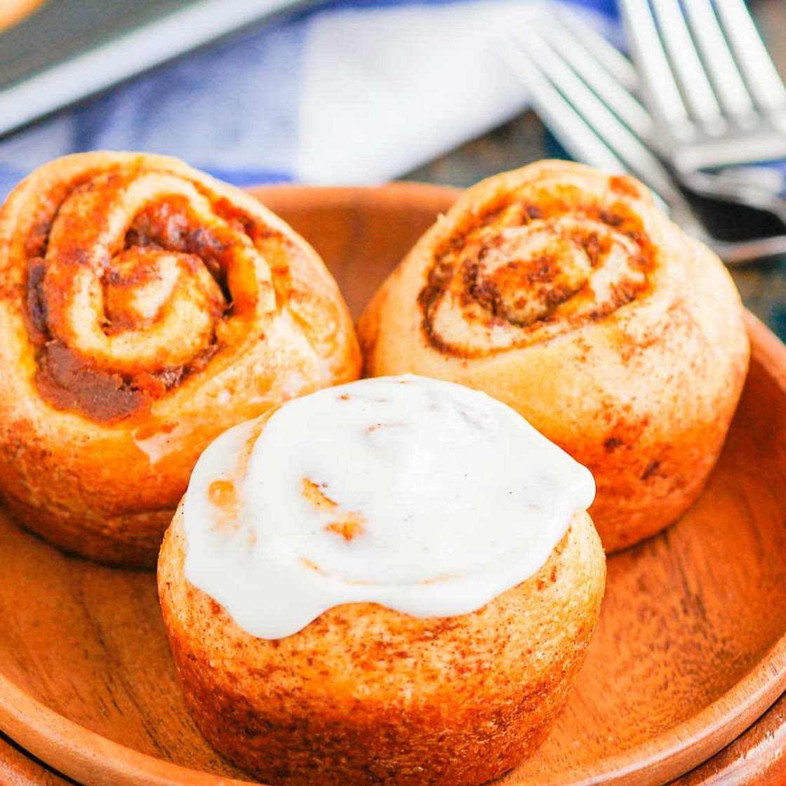 EASY PUMPKIN CINNAMON ROLLS