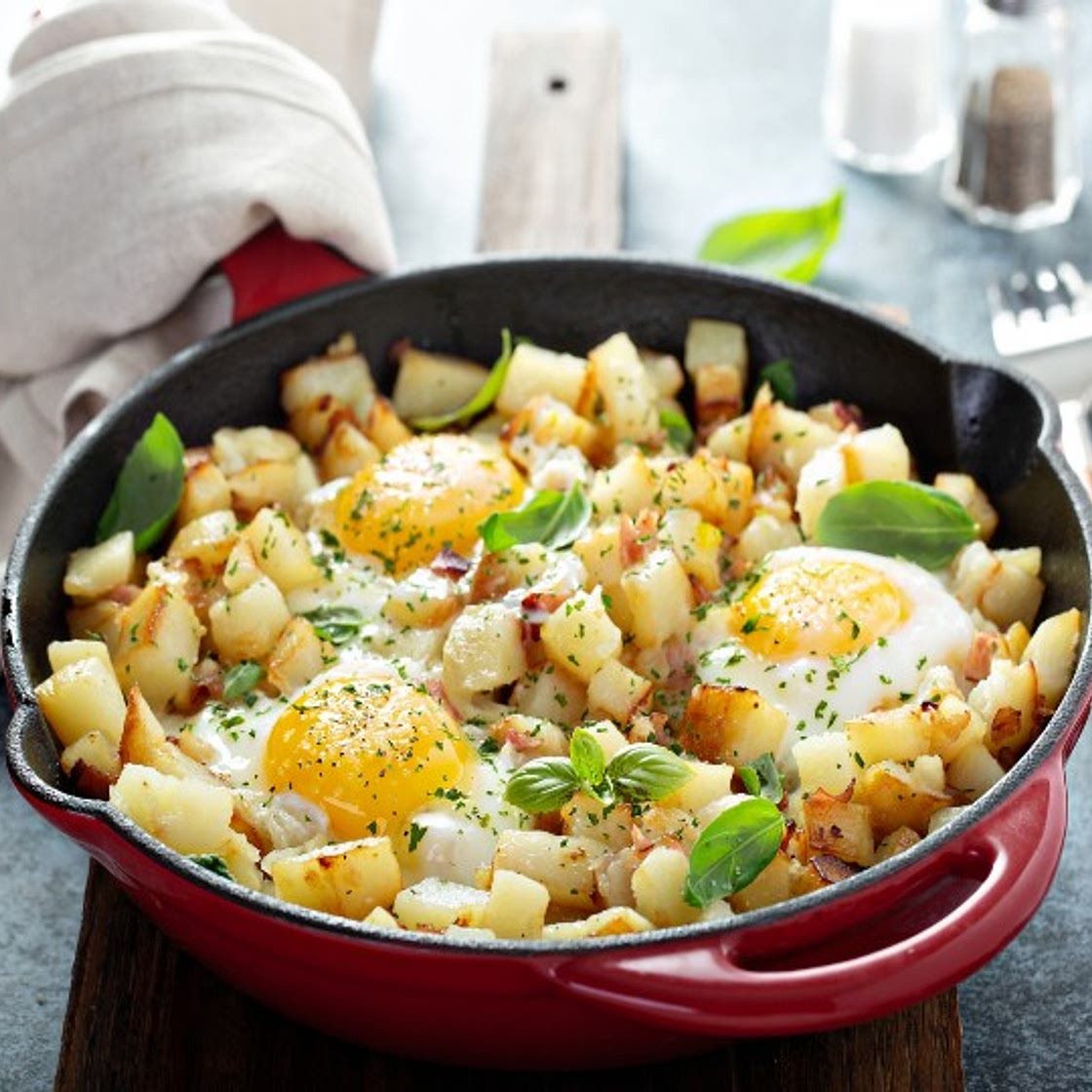huevos en cazuela con papas y queso parmesano