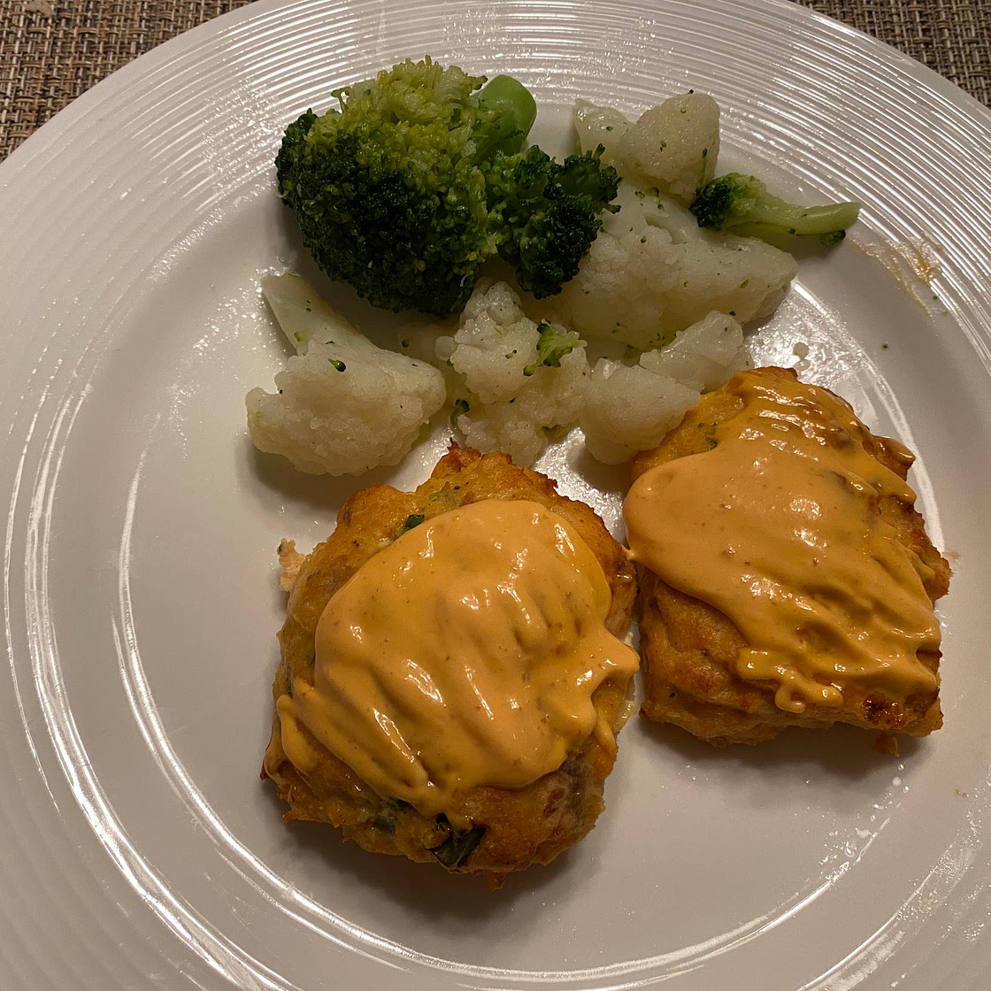 Keto Air Fryer Salmon Cakes with Sriracha Mayo