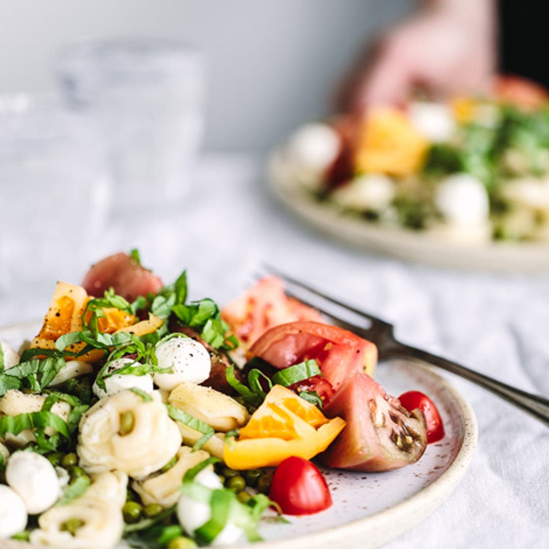 salade tiède aux pois verts, tomates, basilic & tortellinis