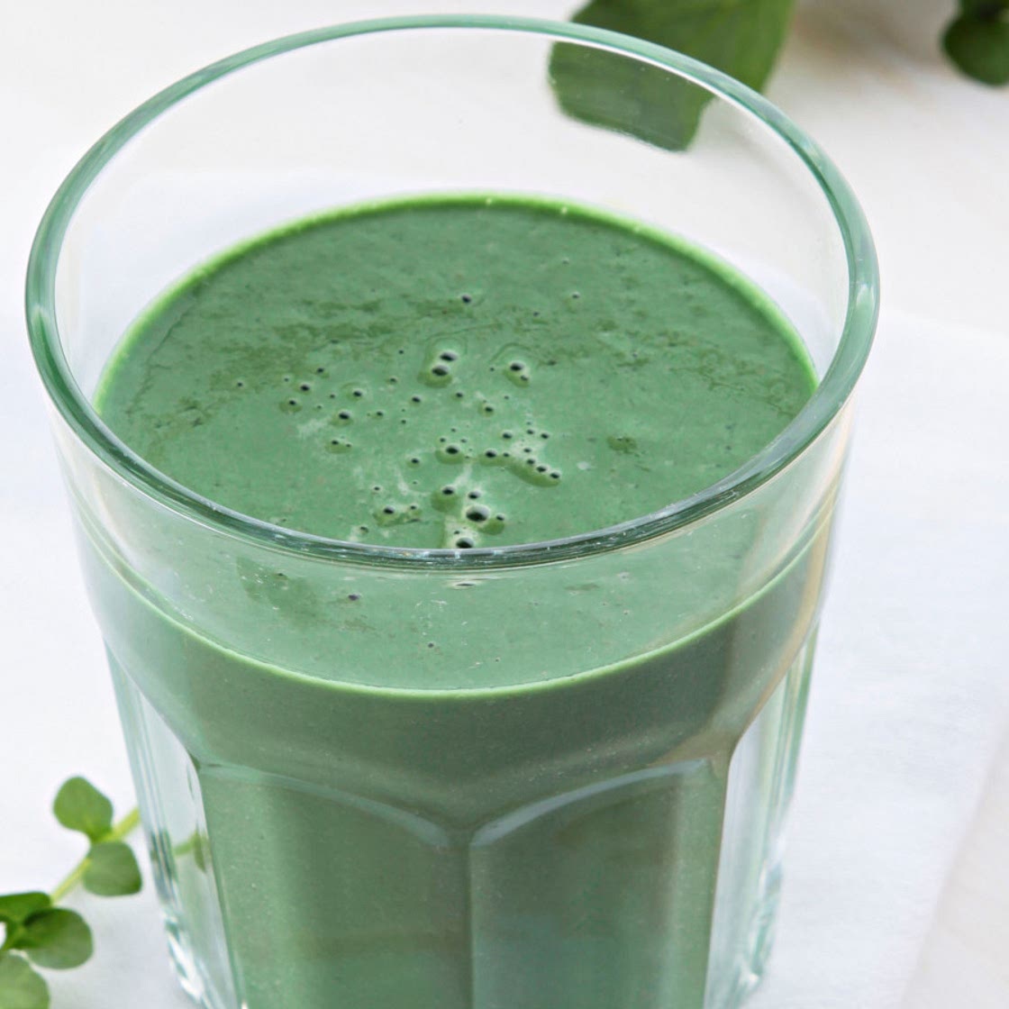 Birnen-Brunnenkresse-Smoothie und Spirulina, Kiwi und Limette