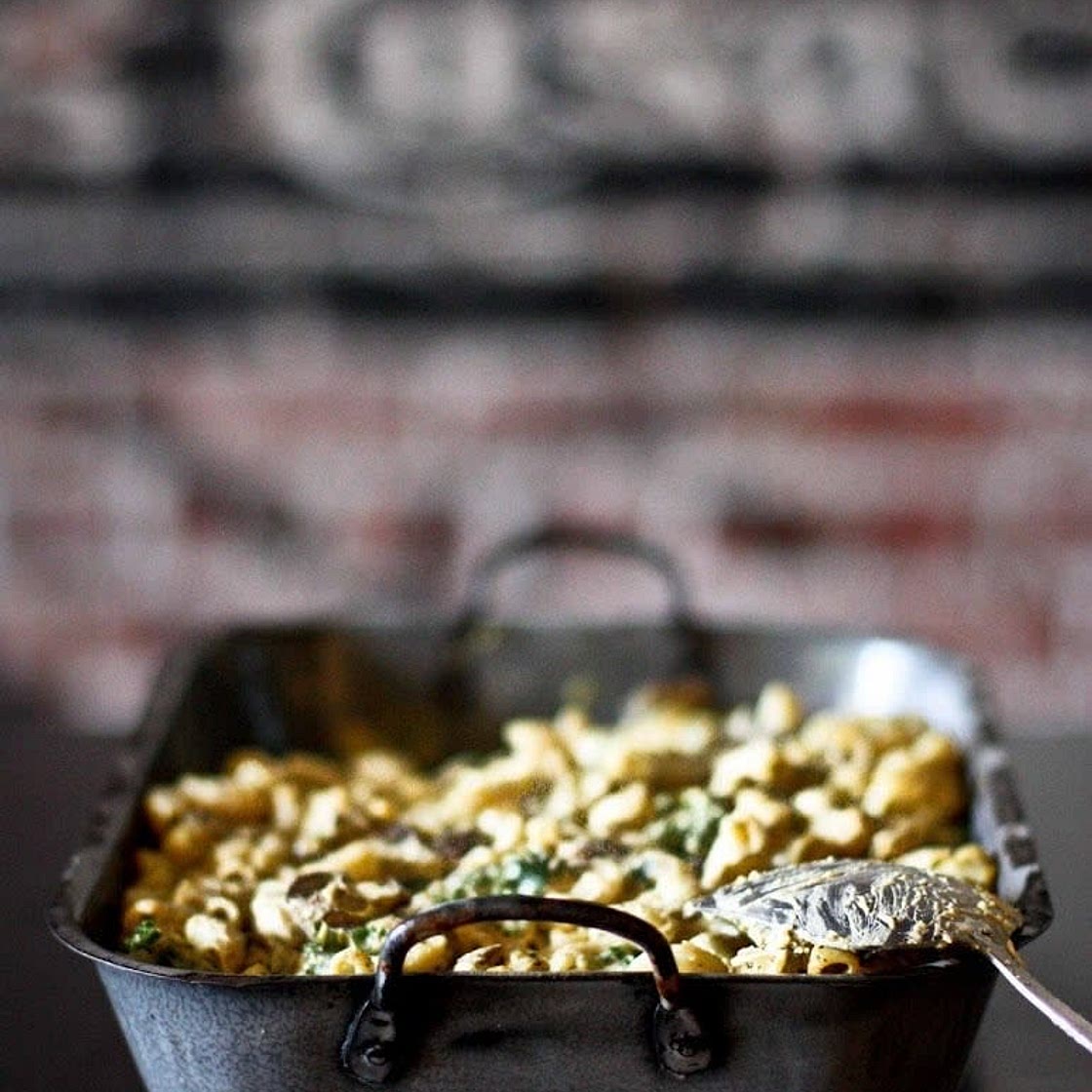 Vegan mac-and-cheese with kale & mushrooms 
