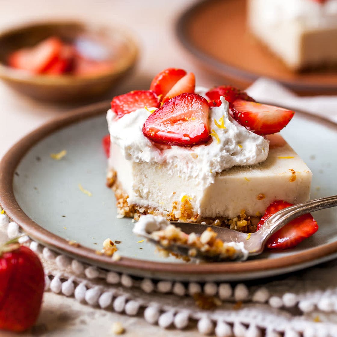 Vegan no bake strawberry cheesecake bars 