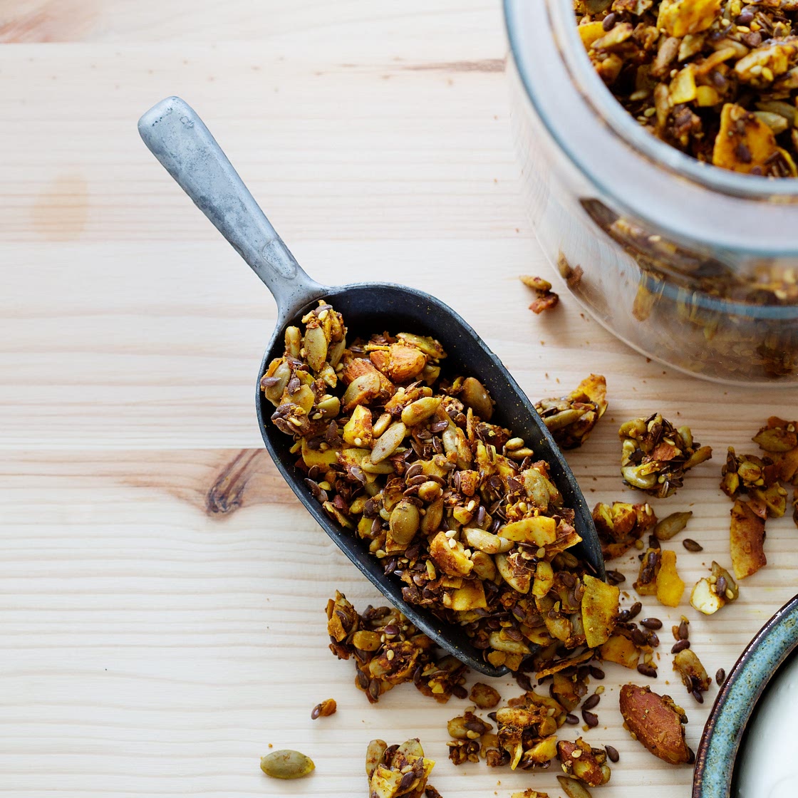 Golden low-carb granola