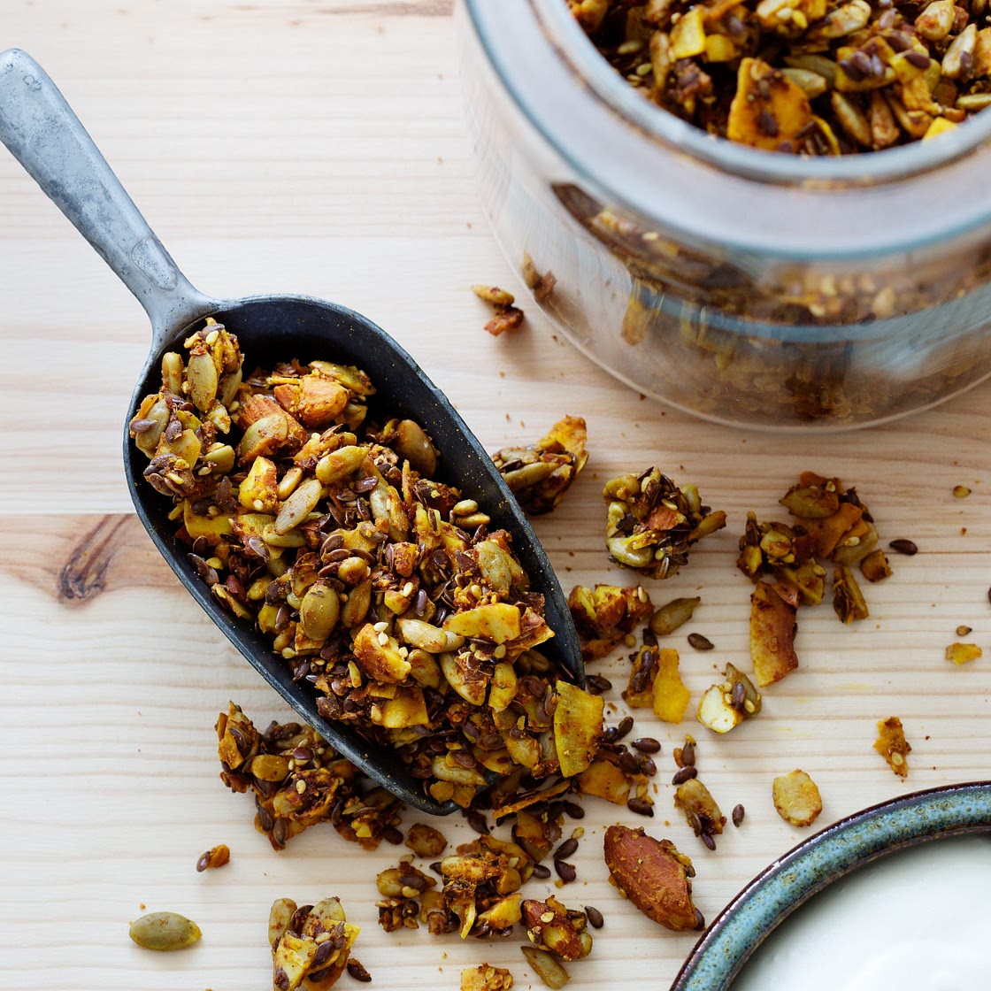 Golden low-carb granola