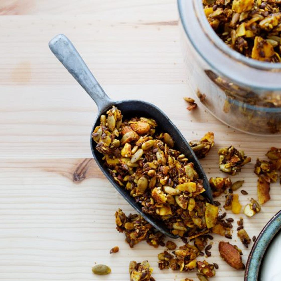 Golden low-carb granola