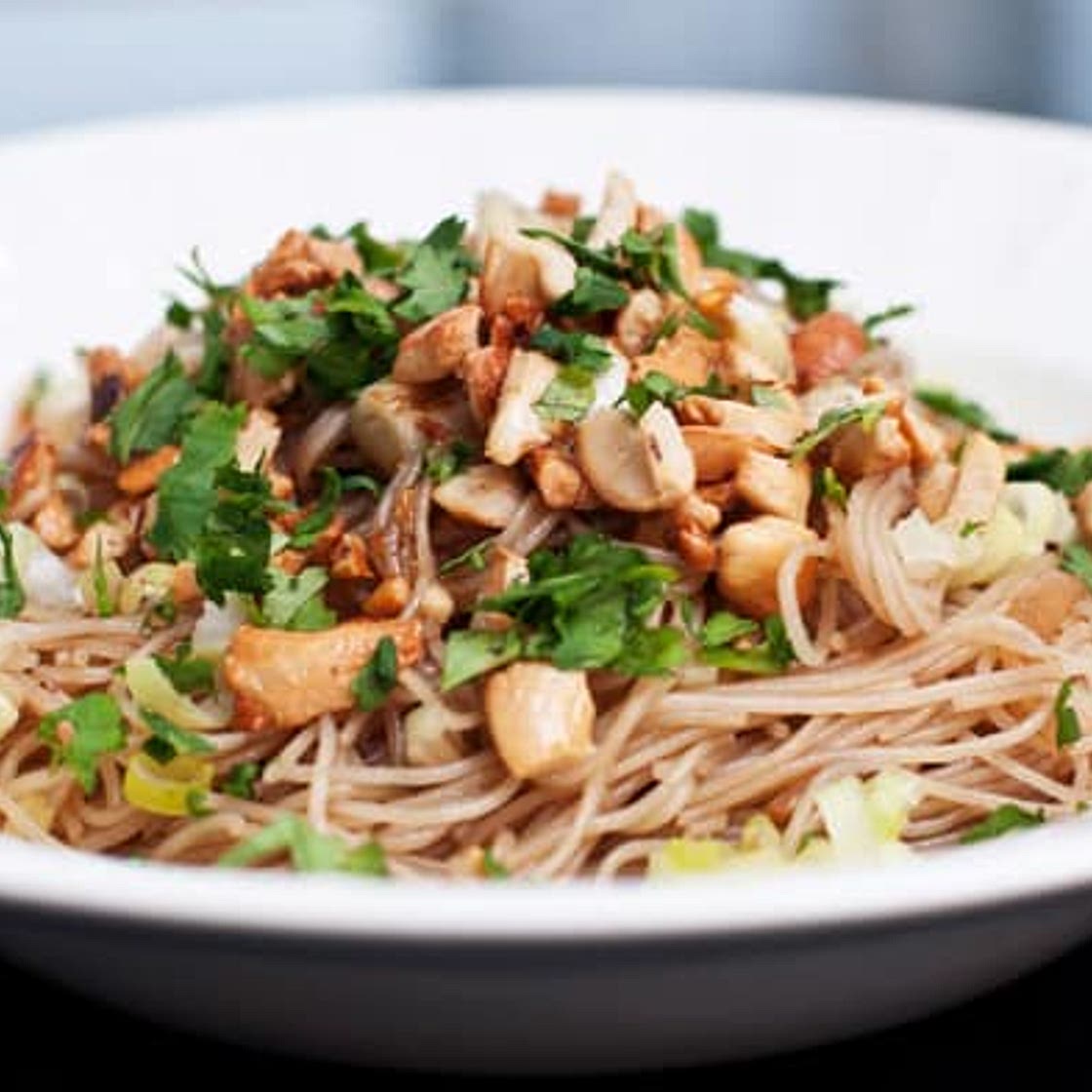 Fideos de arroz salteados con verduras estilo chino