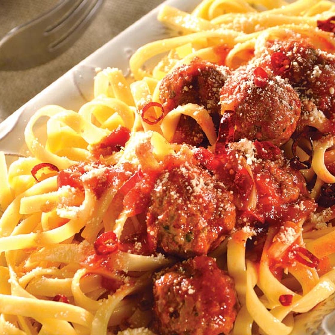 Fetuccini con albondiguitas en jitomate
