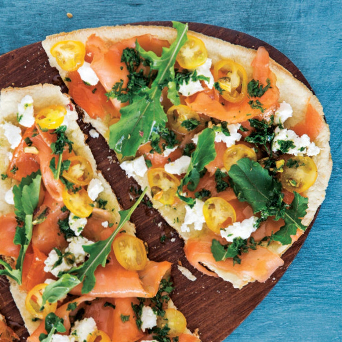 Pizza italiana de salmón y queso de cabra