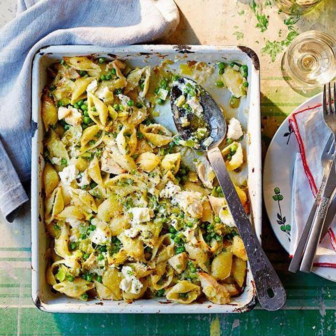 Chicken, leek & pea pasta bake