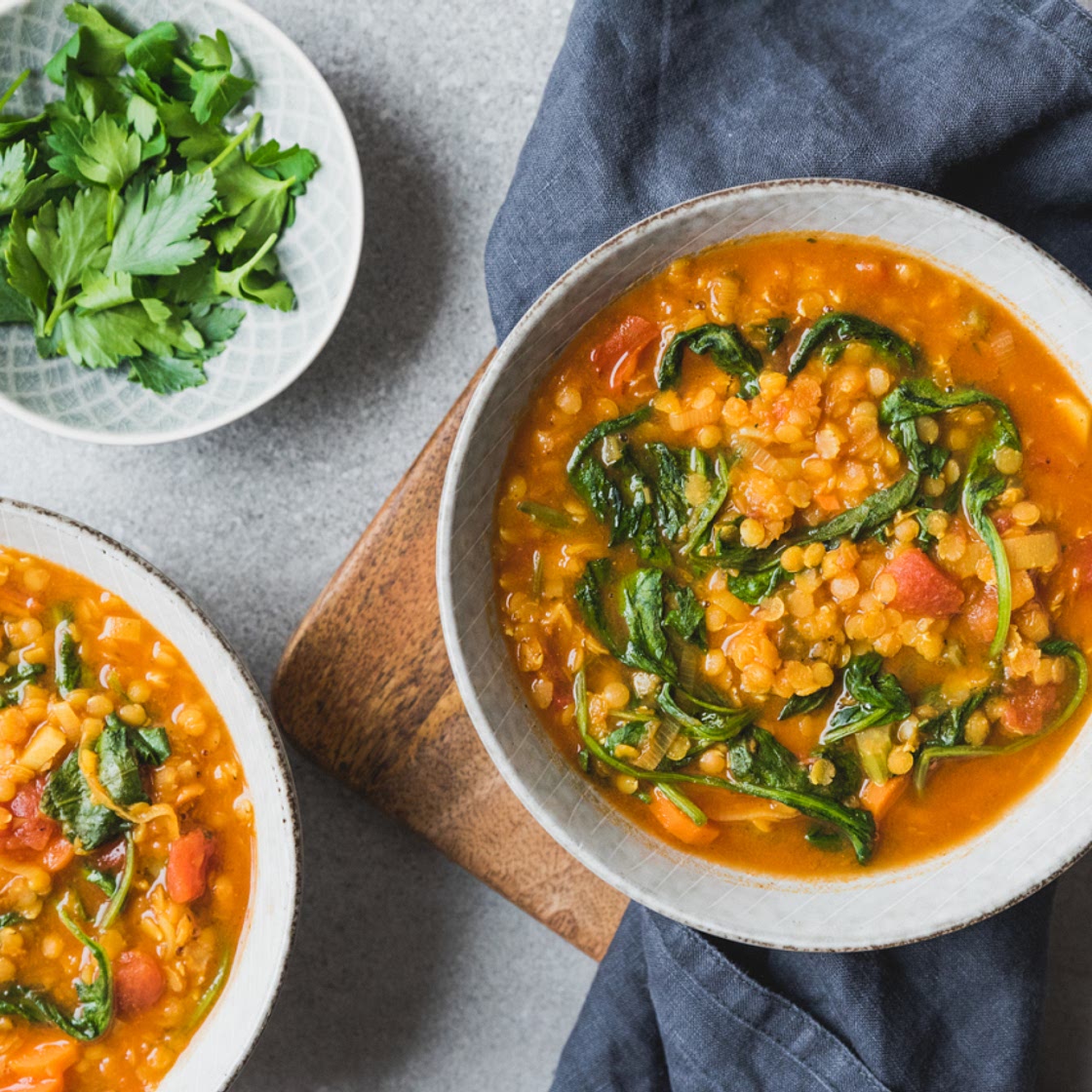 Rote-Linsen-Topf mit Curry- Tomaten-Spinat und Fladenbrot gelingt leicht