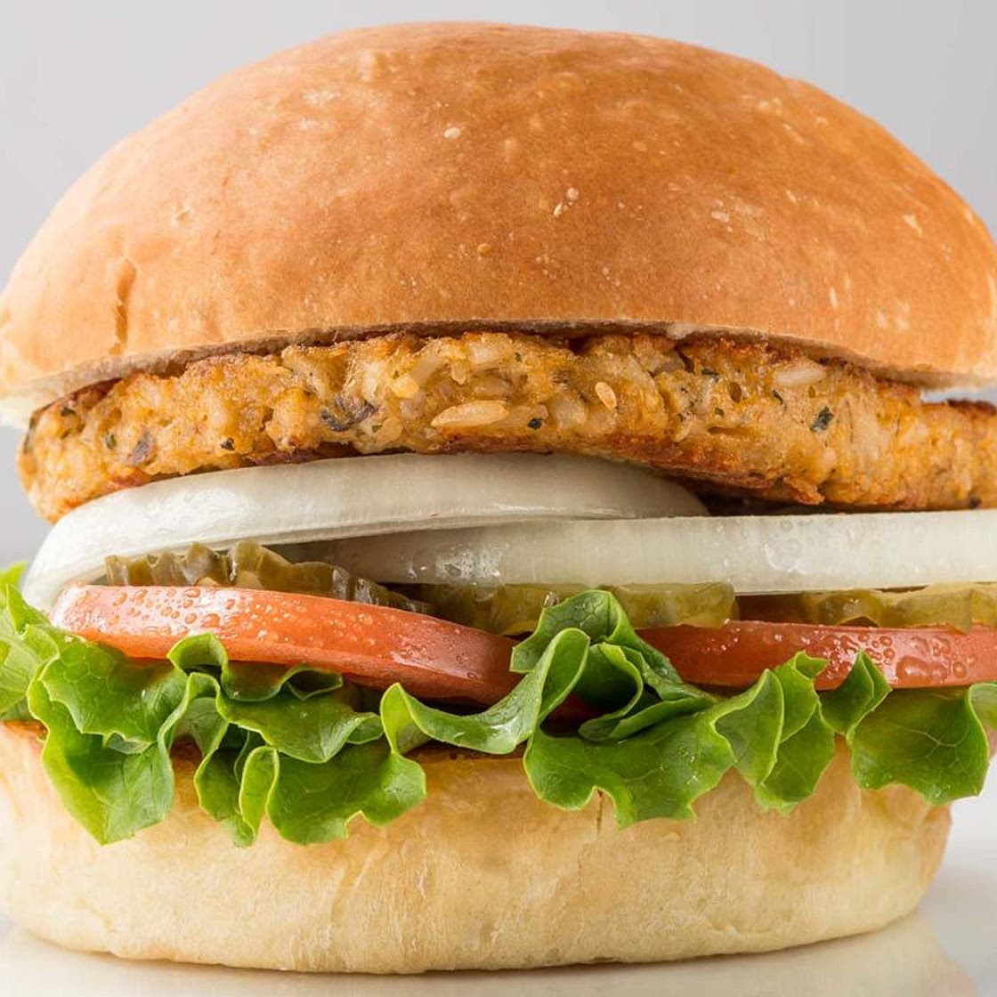 Veggie-Burger mit Süßkartoffel-Fritten und Salat