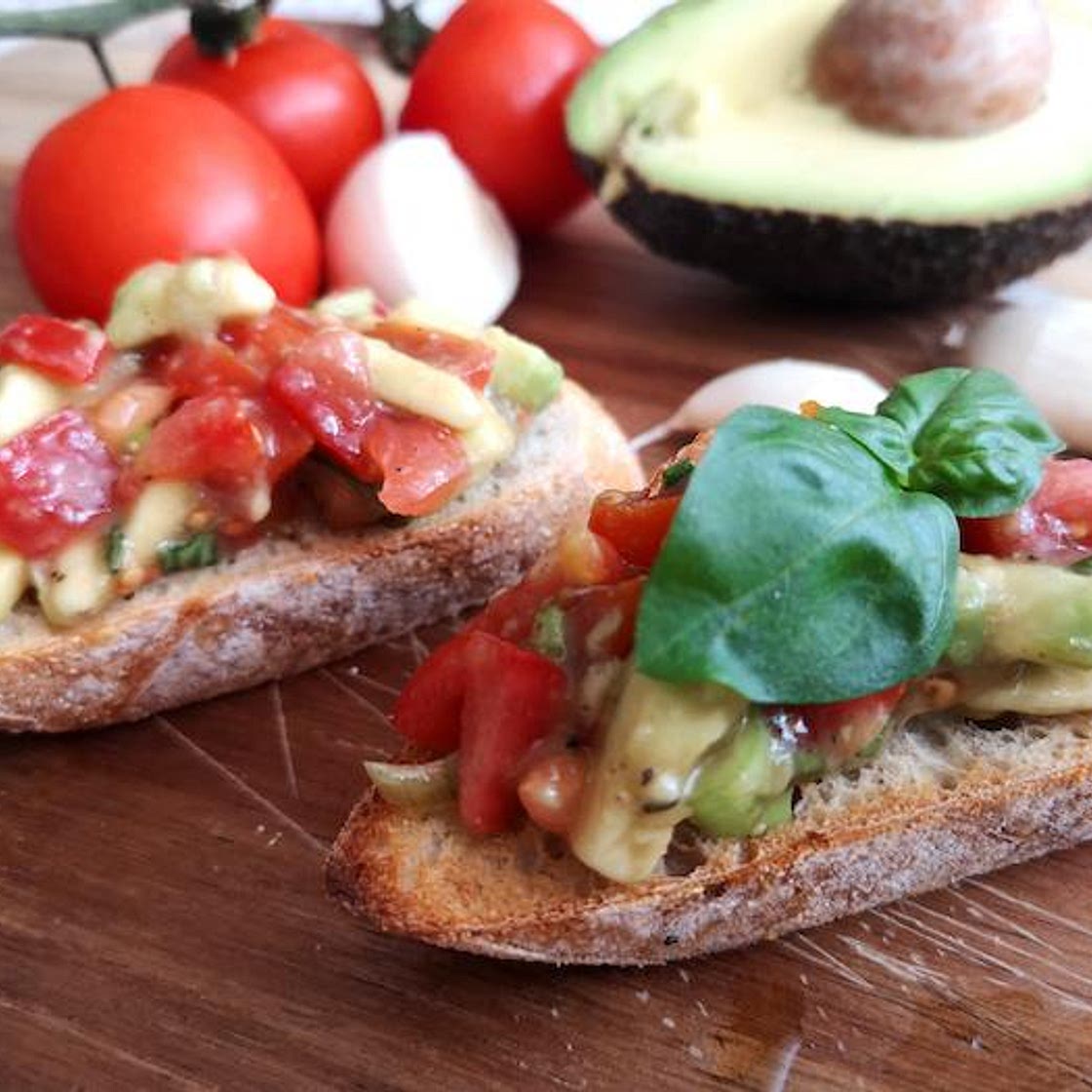 Avocado Bruschetta mit frischen Kräutern