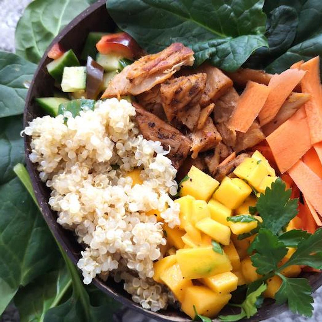Quinoabowl mit Mangosalat und frischem Gemüse