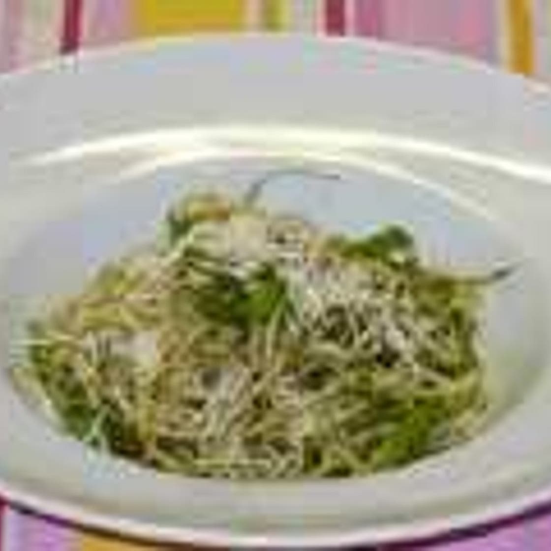 Spaghetti mit Basilikum Pesto und Rucola