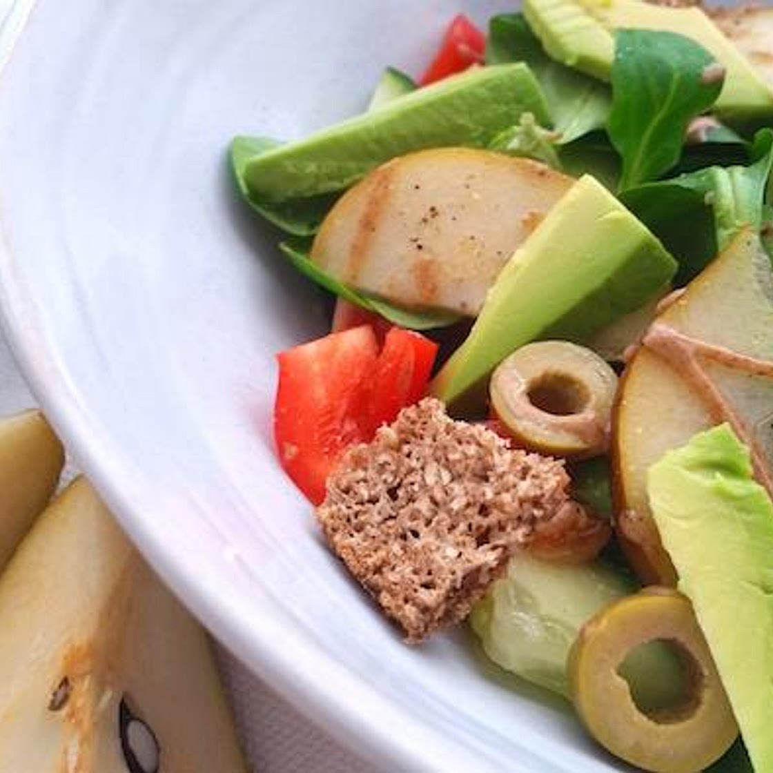 Avocado-Birnen Salat mit Mandelmus und Vollkorncroutons