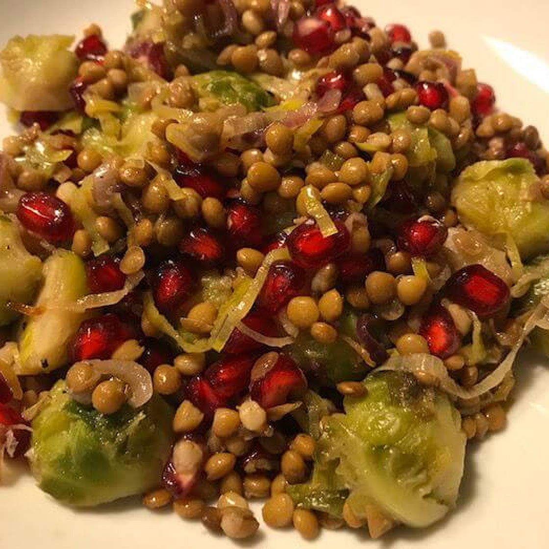 Lauwarmer Kohlsprossen Linsensalat mit Granatapfel Dressing