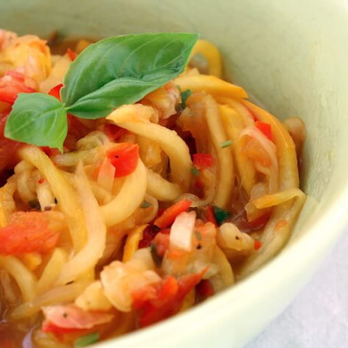 Low-Carb Pasta: Zucchininudeln mit Tomaten-Paprika Sauce