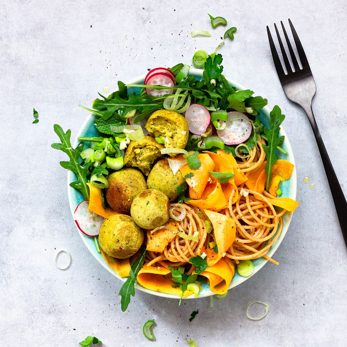 Noodle-Bowl mit Falafel