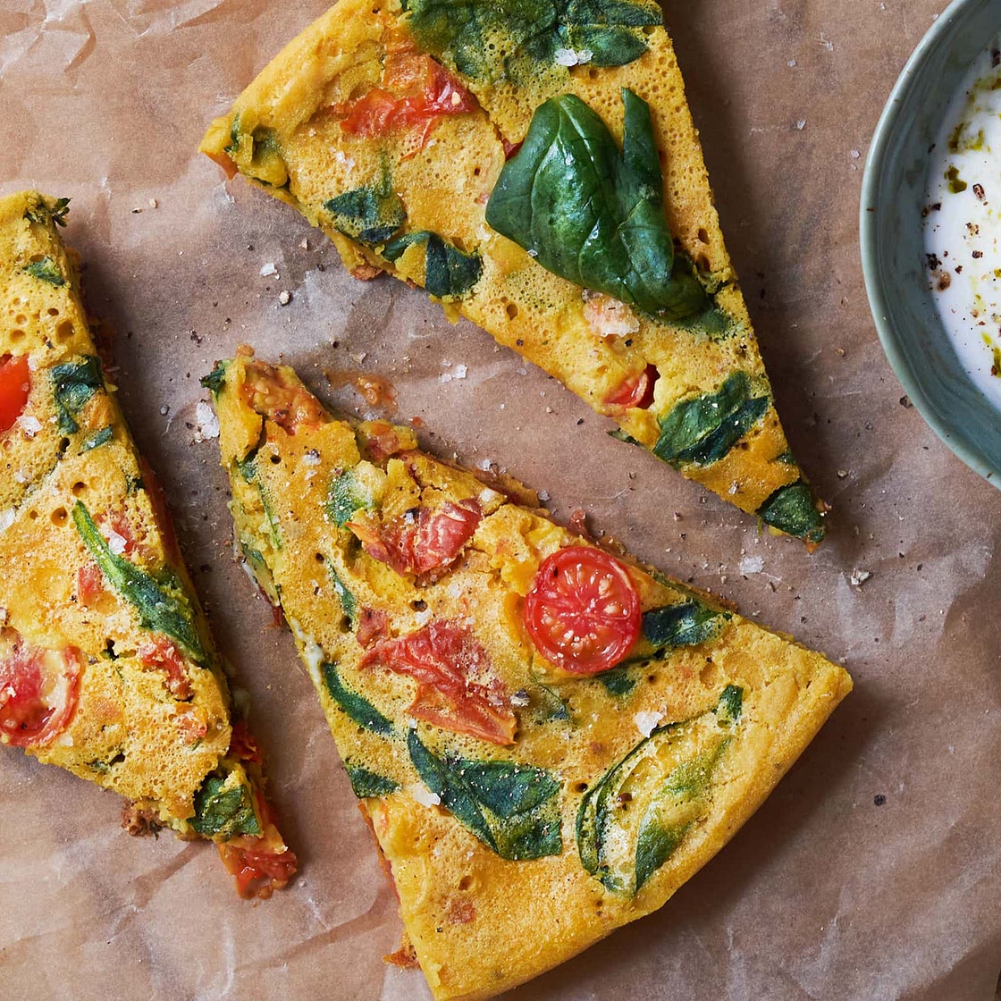Vegane Frittata mit Joghurt-Pesto-Dip und Salat