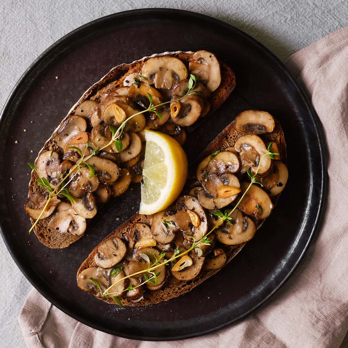 Cremige Thymian-Pilze auf geröstetem Brot