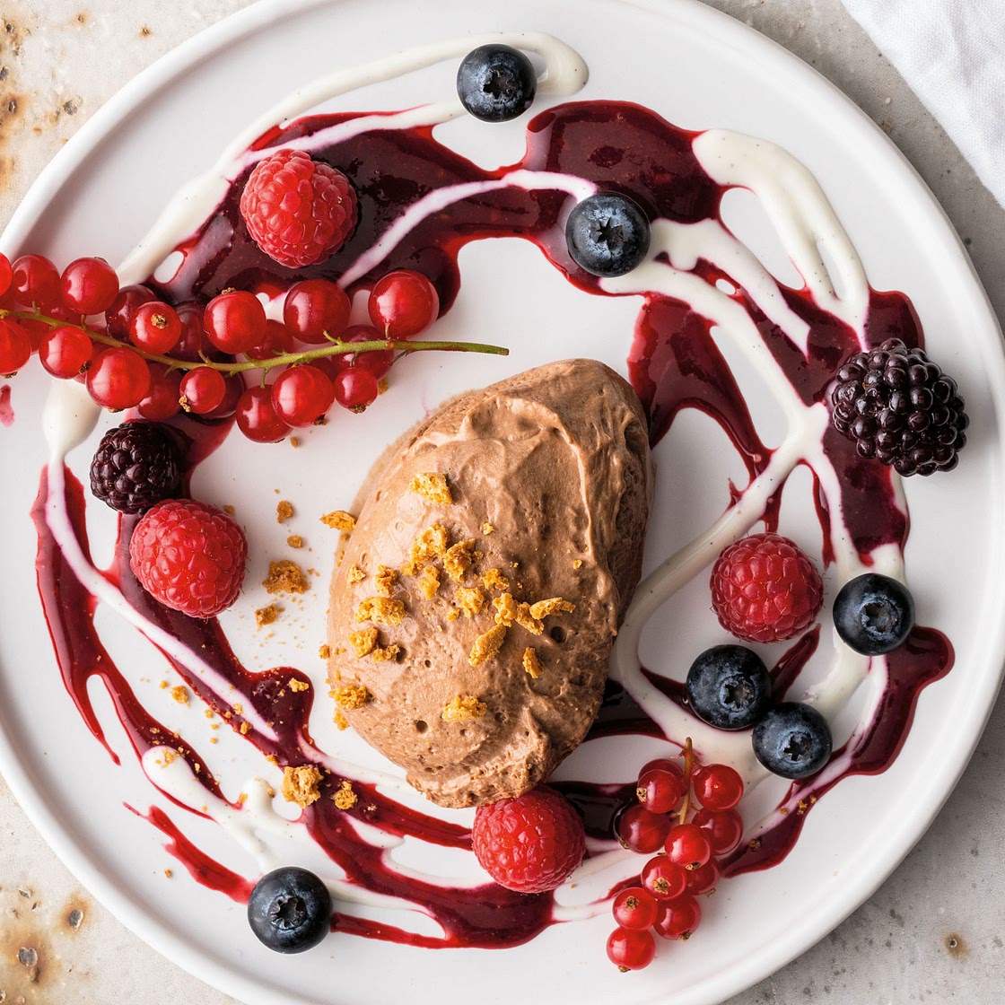 Schokoladenmousse mit Cassis-Sauce und Rahm-Honig-Sauce
