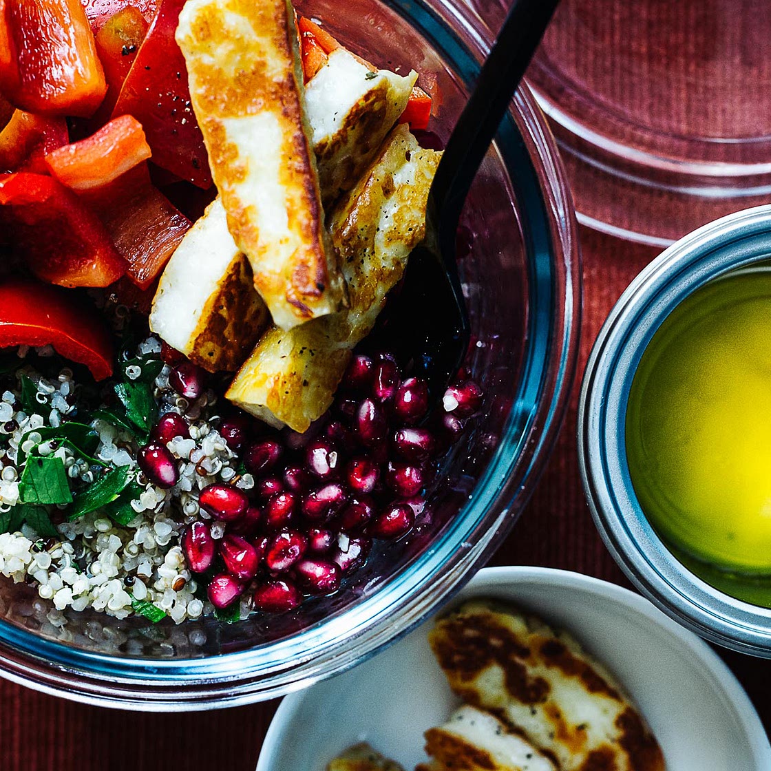 Orientalischer Bulgur-Quinoasalat mit Paprika, Halloumisticks und Granatapfel