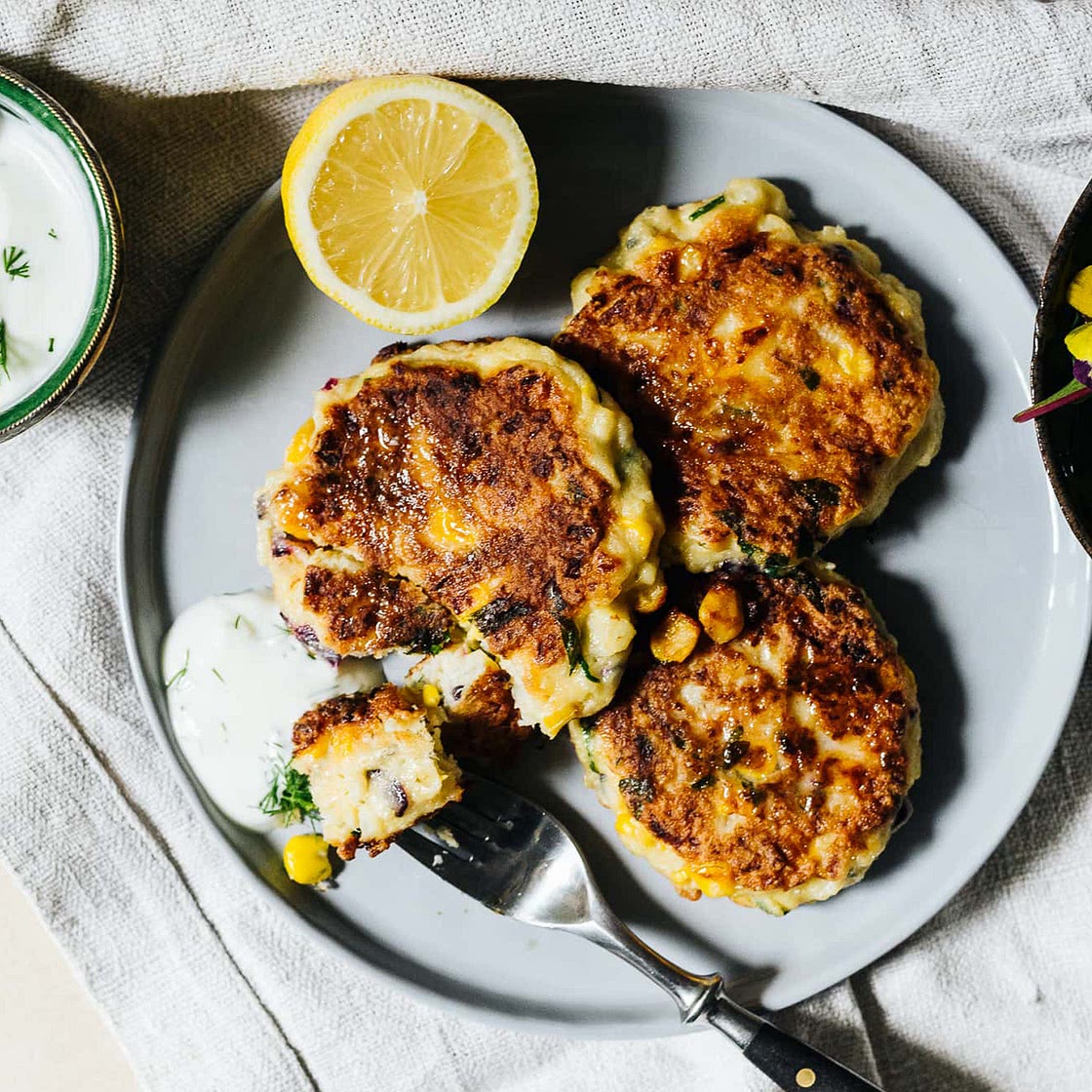 Karfiol-Mais Fritters mit Joghurt Dip