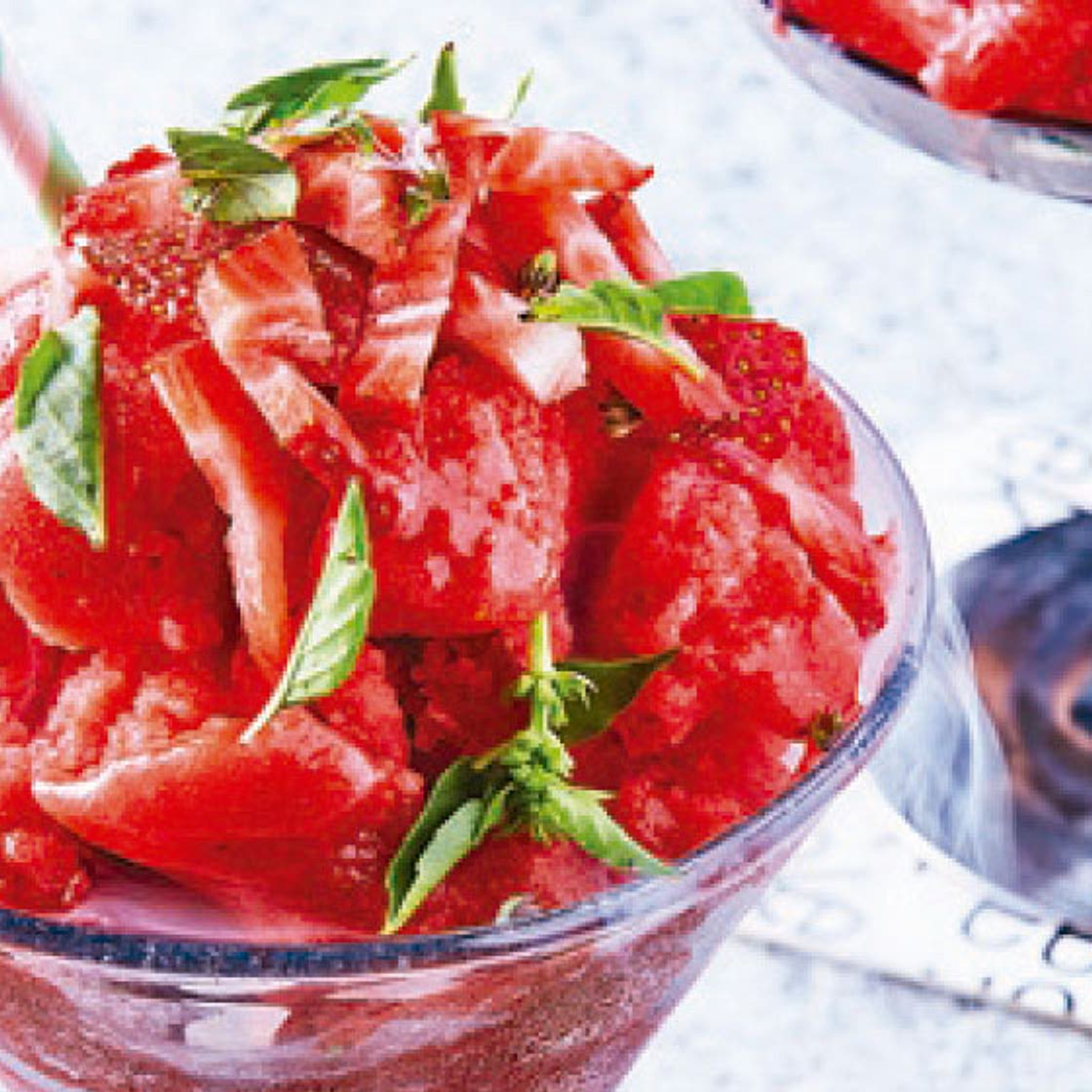 Margarita de fresa con tequila y hierbabuena
