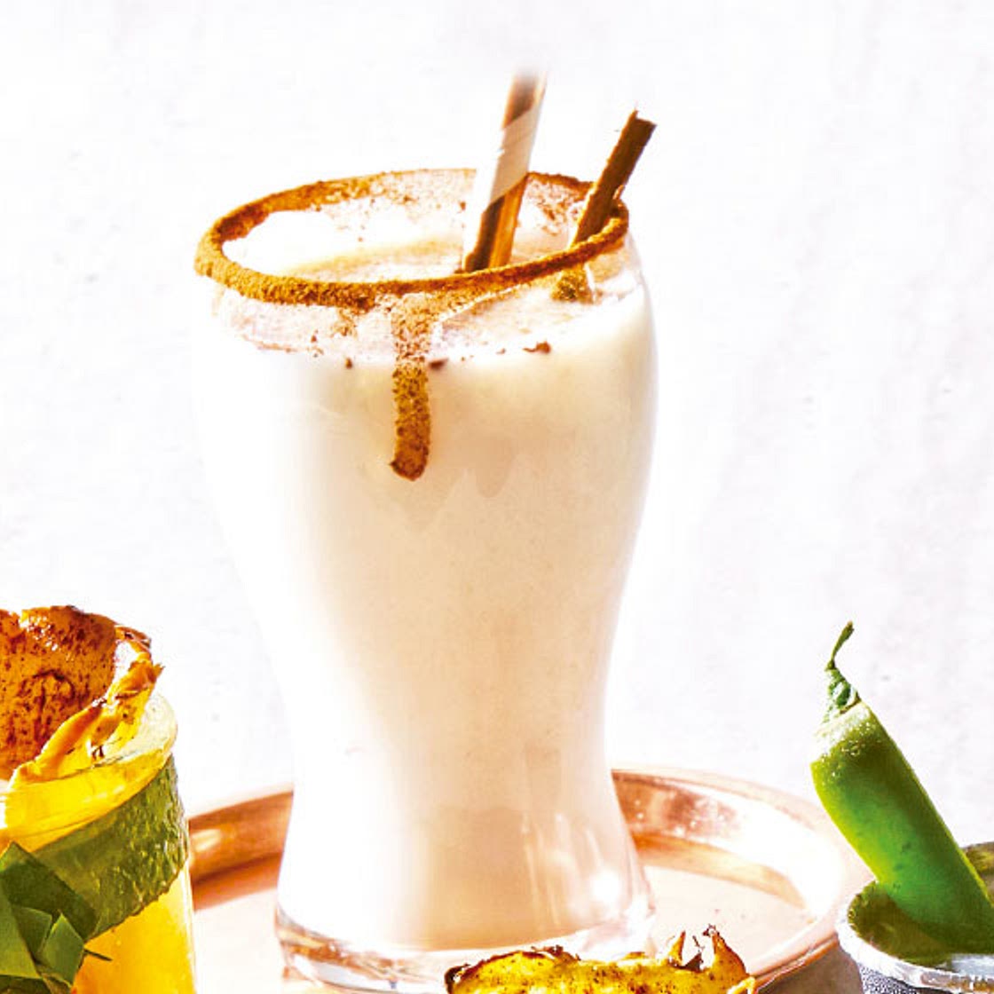 Coctel de mezcal con toronja y jalapeño
