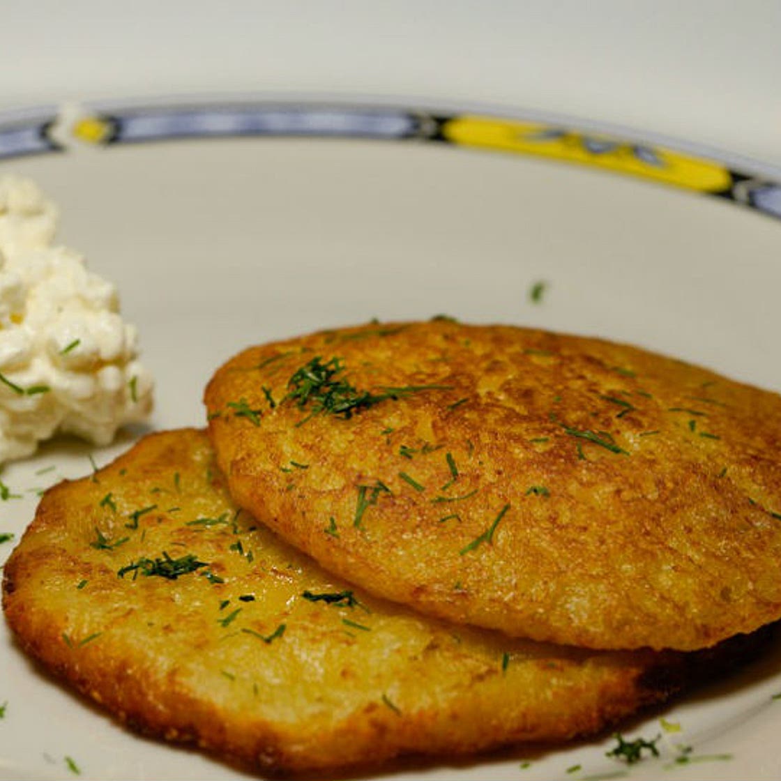 Prueba estas delirantes tortitas de camarones con nopales (receta fácil)