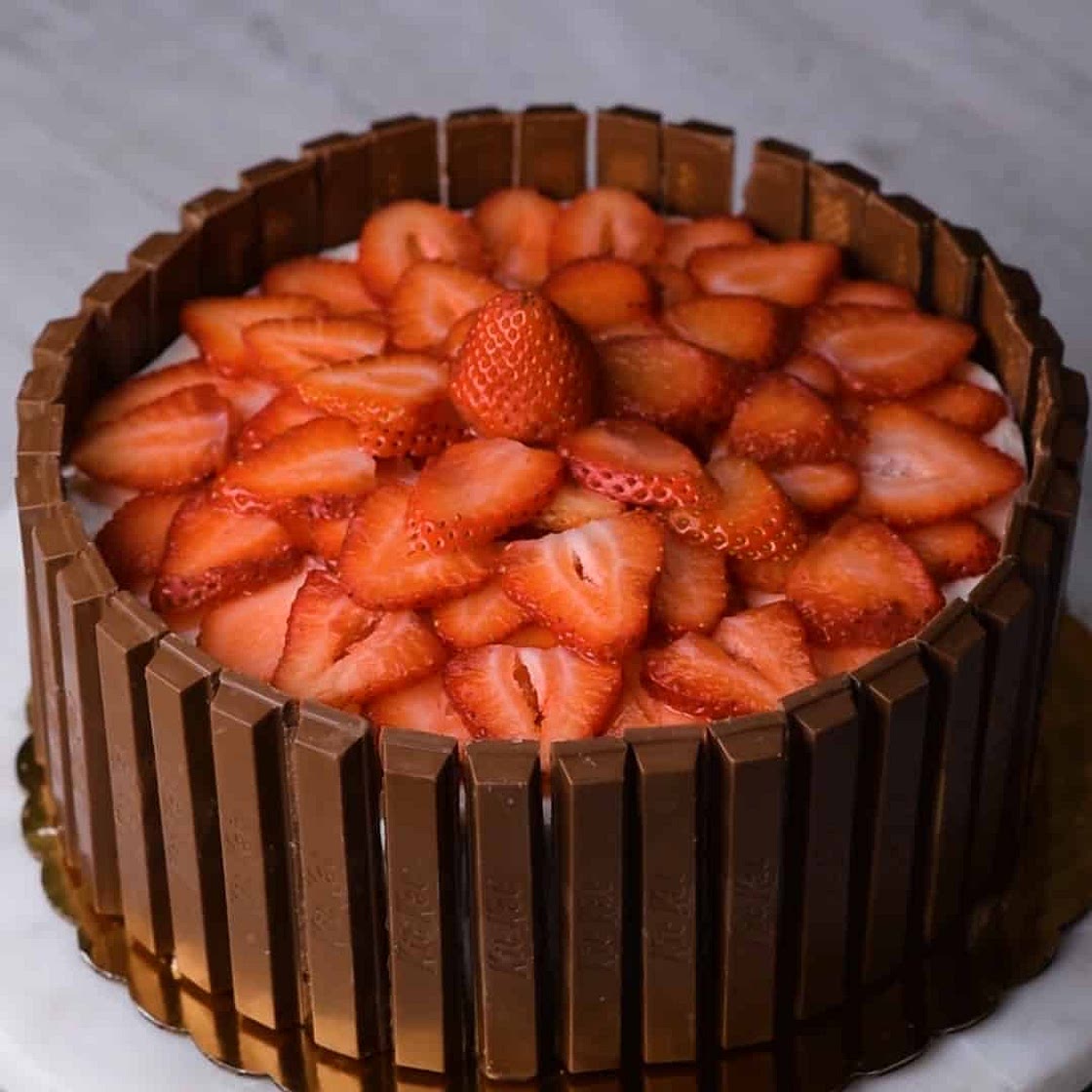 Strawberry Kit Kat Cake | So Yummy