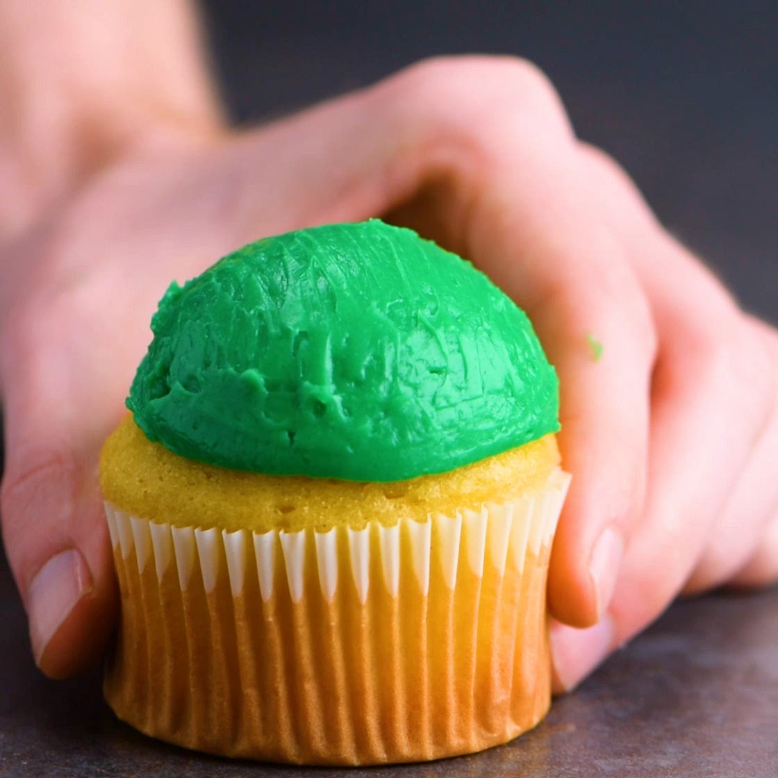 Super Smooth Top Cupcakes | So Yummy