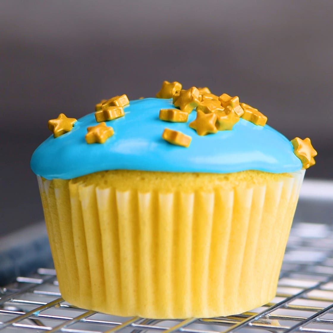 Quick Drizzle Sprinkle Cupcakes | So Yummy