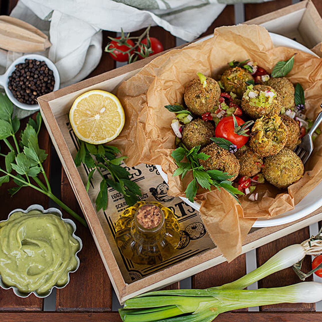 Vegane Gemüsebällchen mit bunter Gemüse Salsa und Avocado Mayo