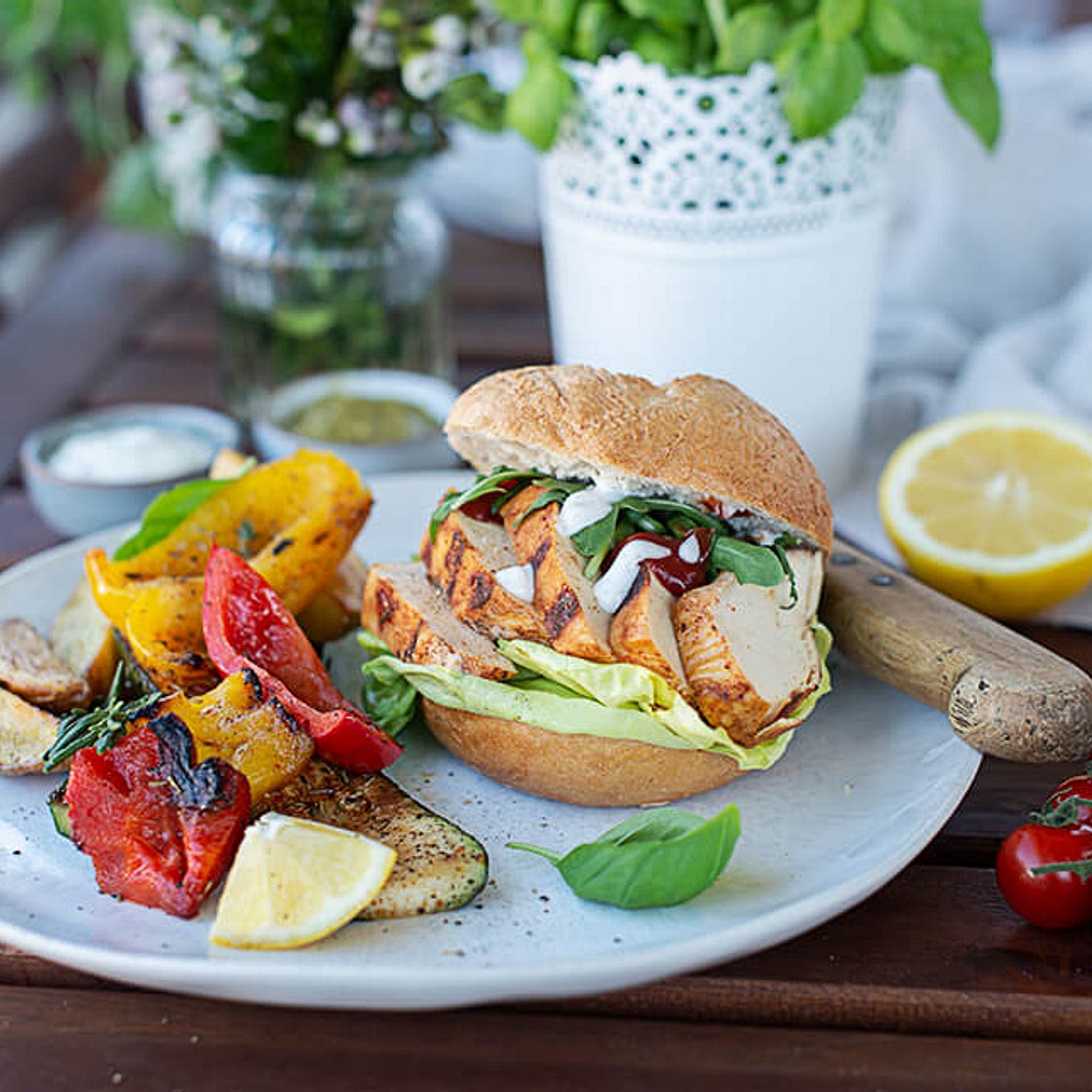 Burger mit Hühnerfilet in Ranch-Marinade auf Grillgemüse