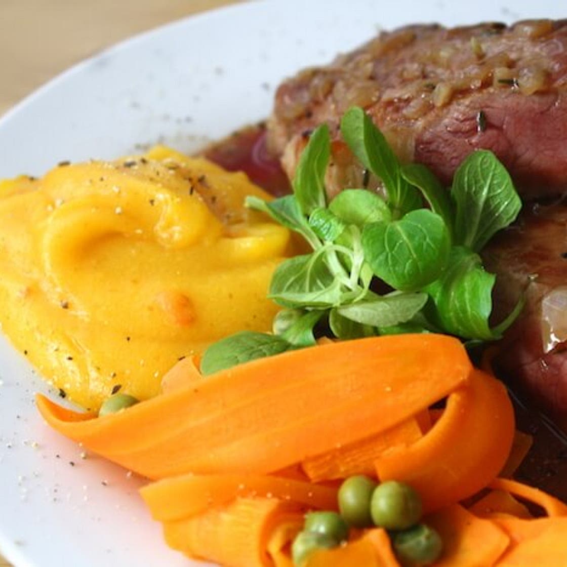 Rumpsteak in Schokoladen-Rotweinsauce mit Kürbispüree und glaciertem Gemüse