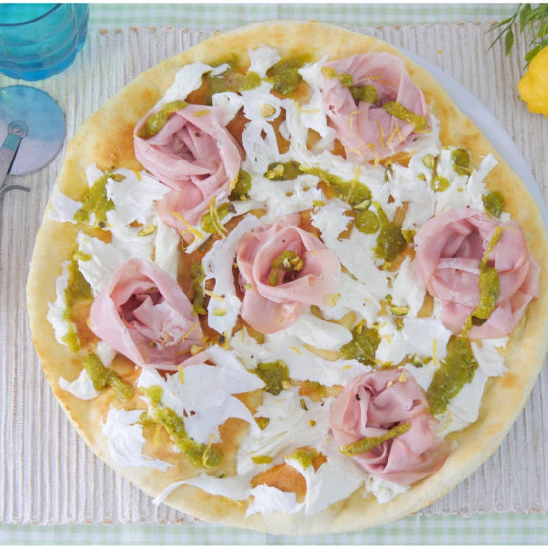 Pizza con mortadella e pistacchi