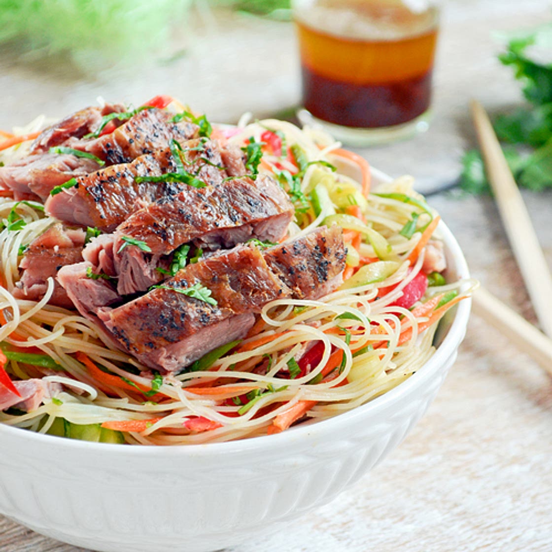 Salade de Confit de Canard, Vermicelles de Riz et Légumes