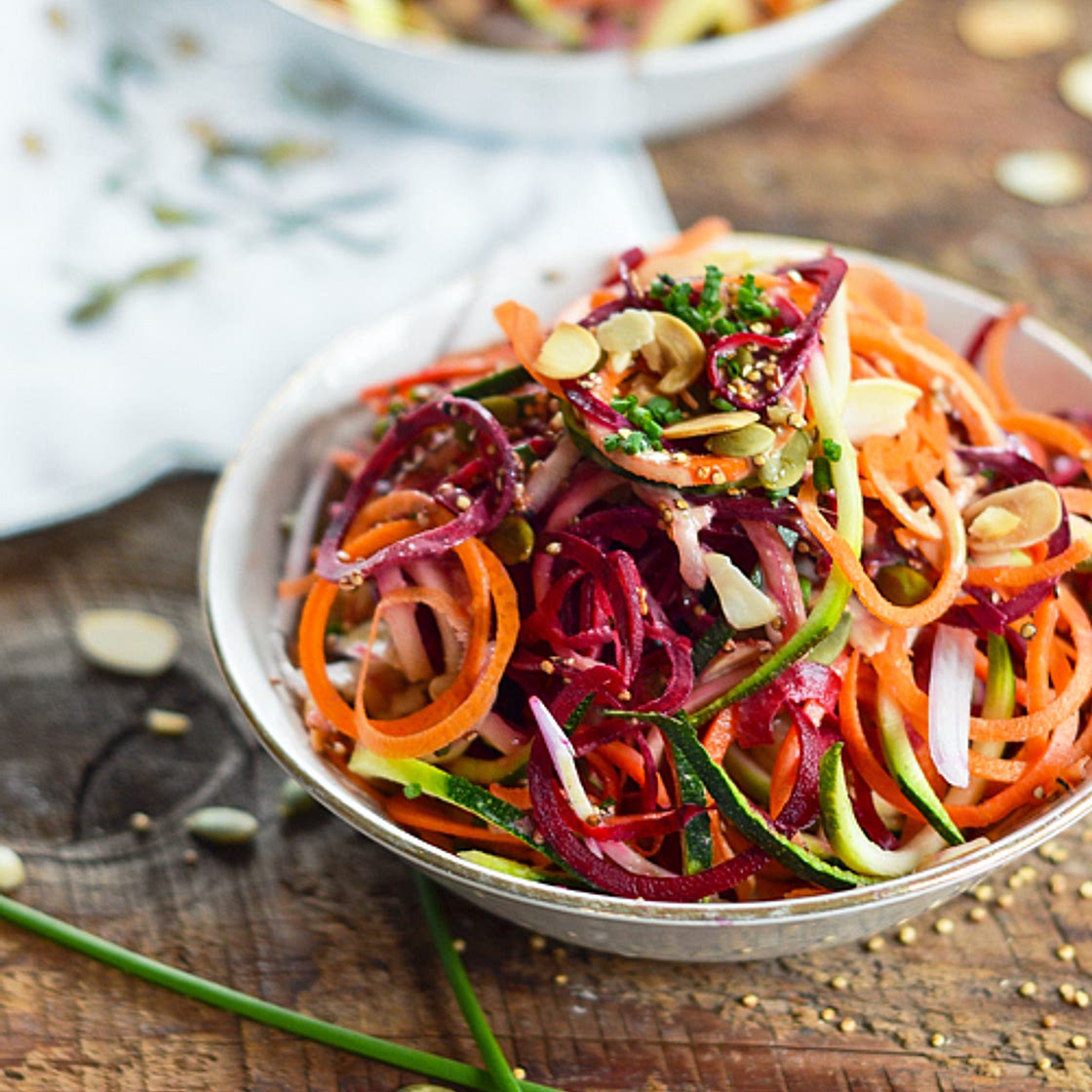 Salade de spirales de légumes et sa vinaigrette au beurre de graines de citrouille