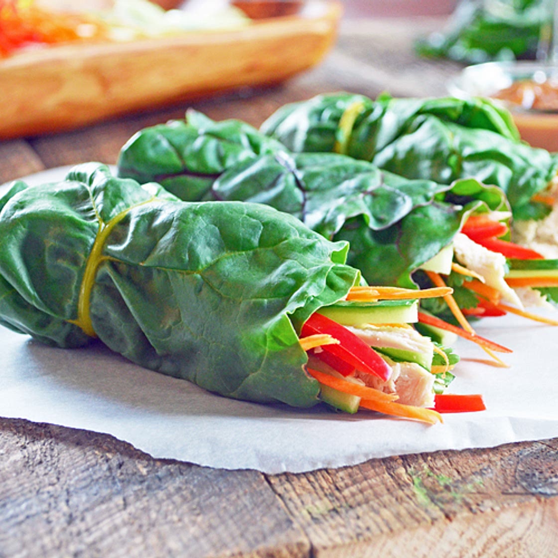Rouleaux de Bette à Carde au Poulet et Légumes avec Sauce aux Arachides