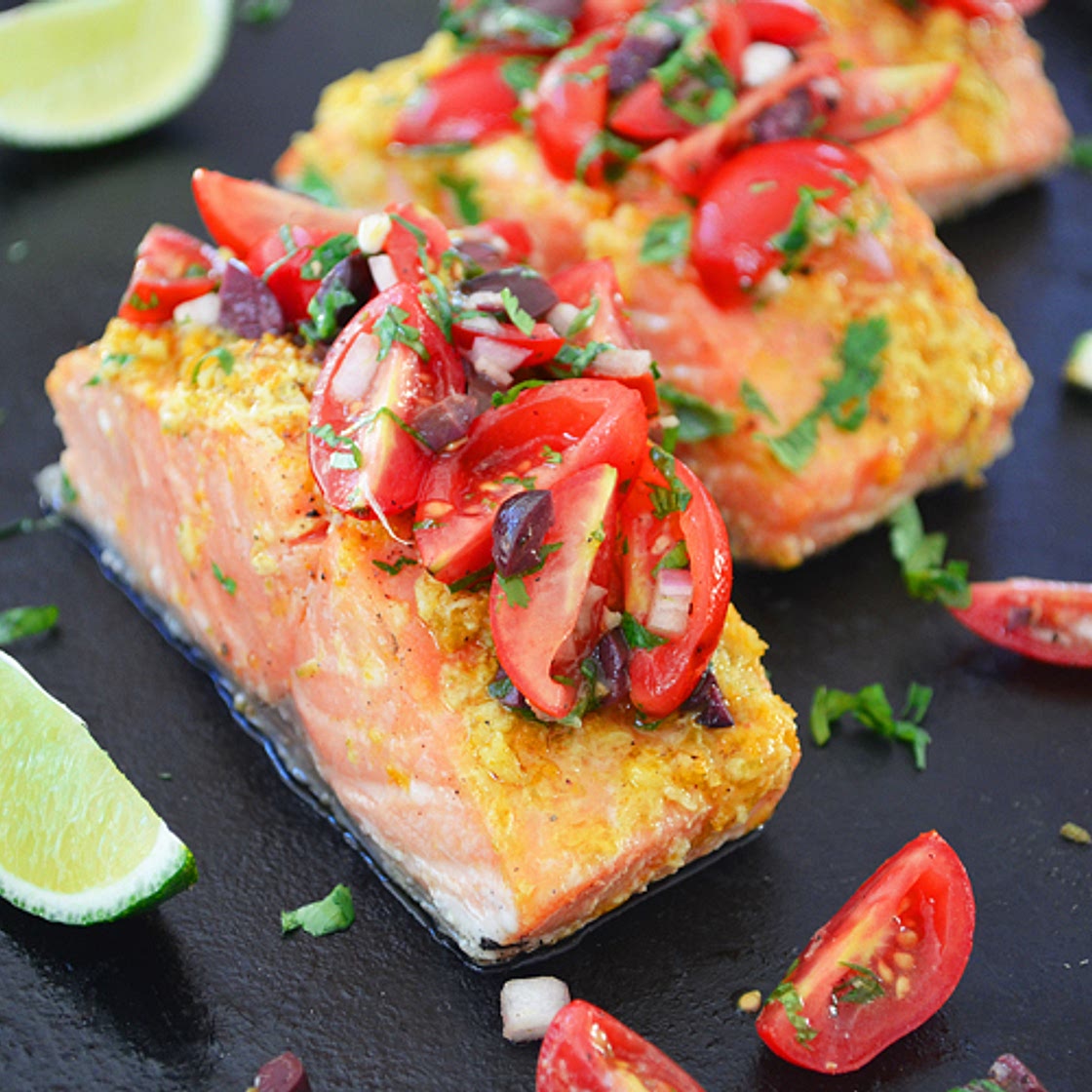 Saumon aux Agrumes avec Salsa de Tomates et d’Olives