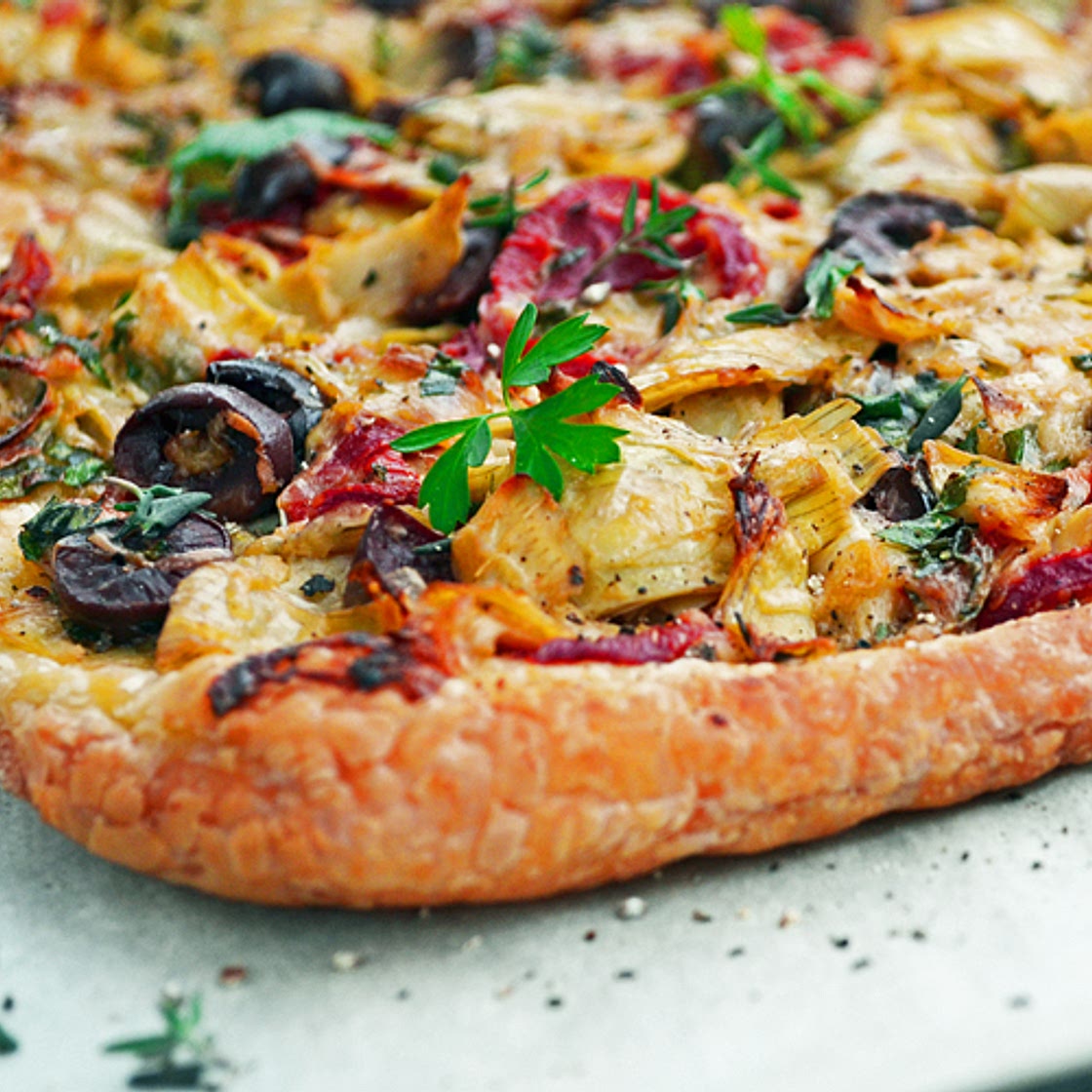 Tarte Feuilletée aux Artichauts, Poivrons, Olives et Parmesan