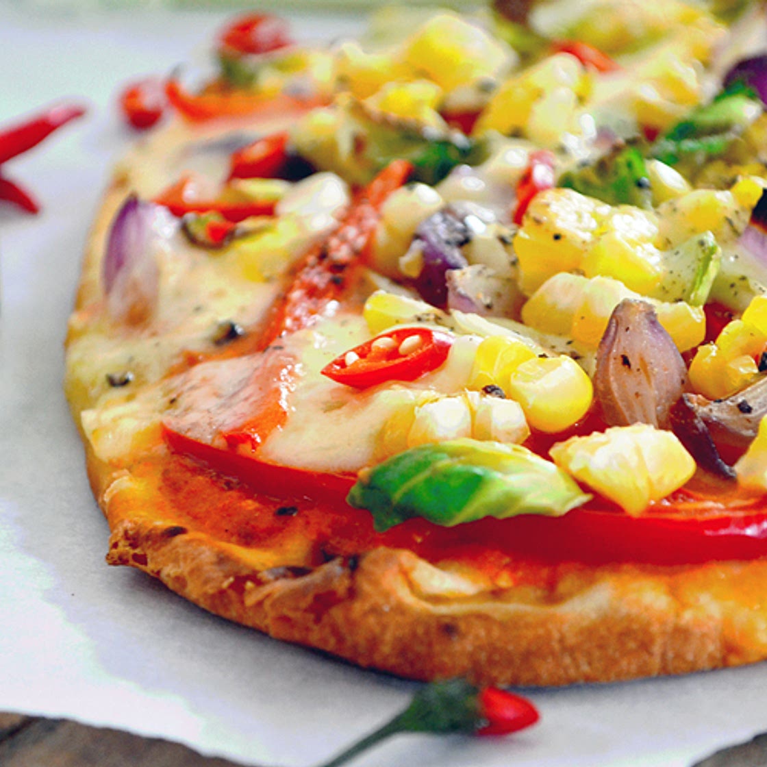 Pizza Épicée aux Légumes sur Pain Naan