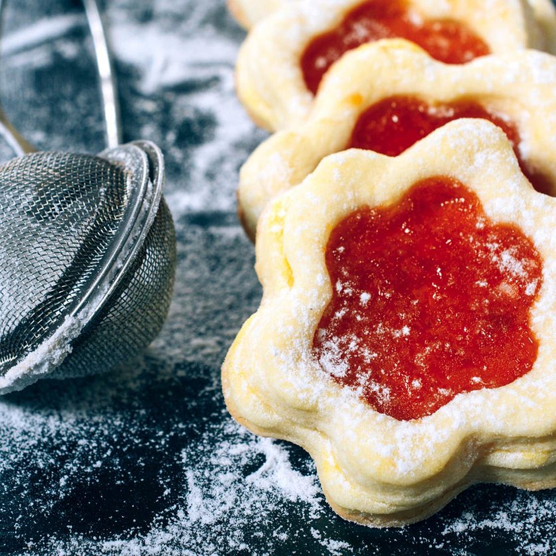 Biscotti di vetro: la ricetta dei biscotti con cuore gommoso di caramella
