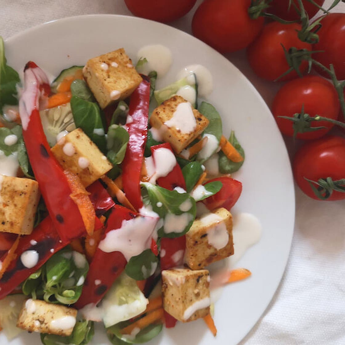 Salat mit BBQ-Tofu und gegrilltem Paprika